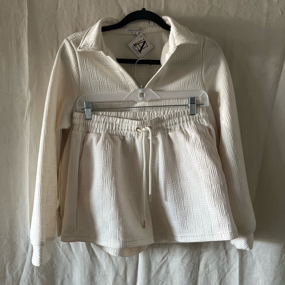 Mary Square Ivory Textured Set
